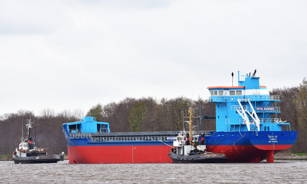EcoCoaster Eeva VG and tugs